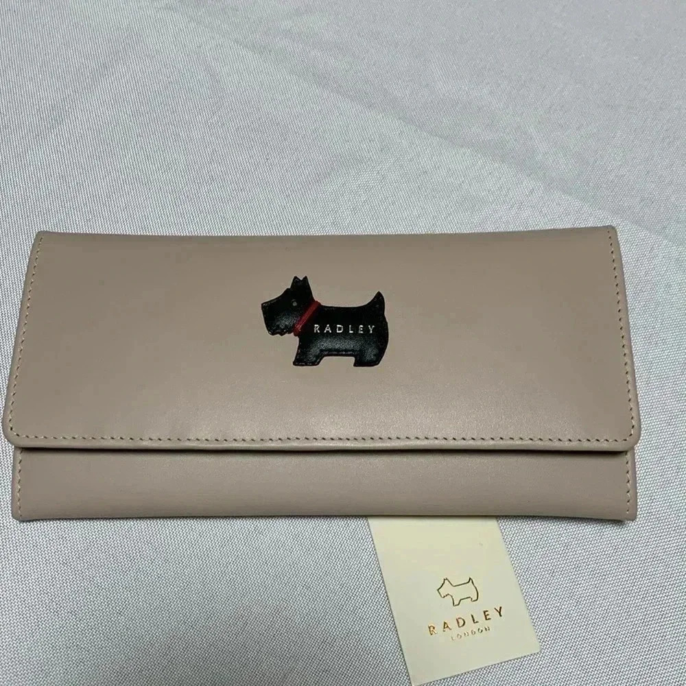 RADLEY LONDON Women’s Wallet, NWT. Comes with/a dust cover.
